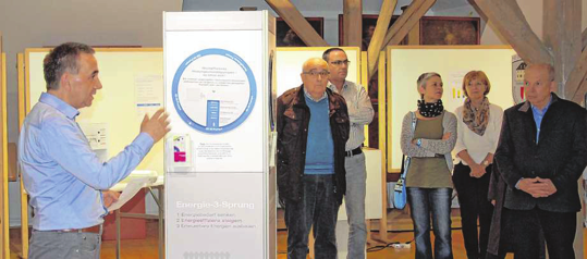 Der Vorsitzende des Heimatvereins Buchloe Herbert Wintersohl (ganz links) und UBI-Vorsitzender Joachim Herzog (ganz rechts) bei der Vorstellung der neuen Ausstellung zur Energiewende (Foto: Otto Fritsch)
